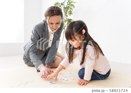 英会話レッスンを受ける子ども 58821724