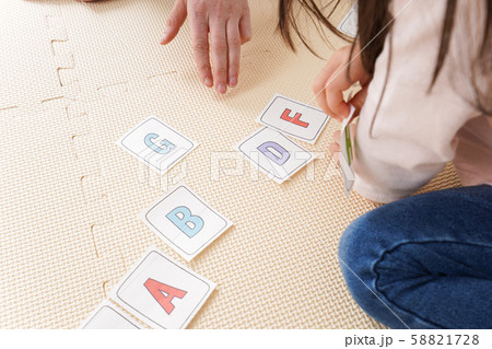 英会話レッスンを受ける子ども 58821728