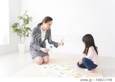 英会話レッスンを受ける子ども 英会話レッスンを受ける子ども 58821746