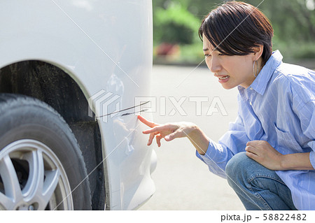 若い女性　運転　事故　自爆　擦る　傷 58822482