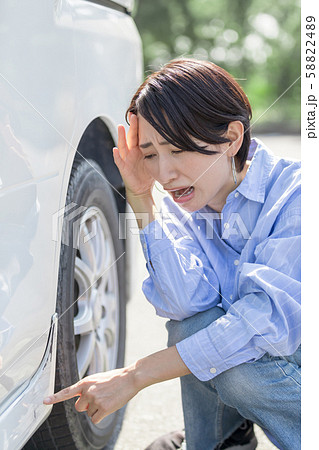 若い女性 運転 事故 自爆 擦る 傷 若い女性 運転 事故 自爆 擦る 傷 58822489