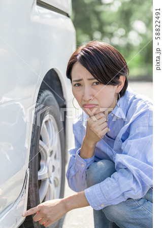 若い女性　運転　事故　自爆　擦る　傷 58822491