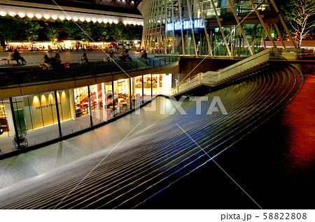 大阪駅北口のうめきた広場にある階段の滝 大阪駅北口のうめきた広場にある階段の滝 58822808