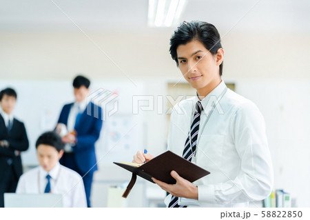 男性会社員　ビジネスマンビジネスイメージ 58822850