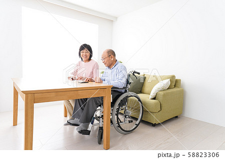 契約をする高齢の夫婦 58823306