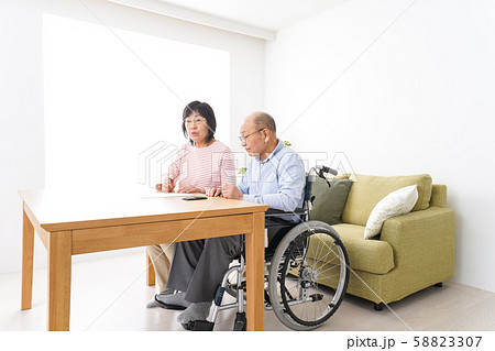 契約をする高齢の夫婦 58823307