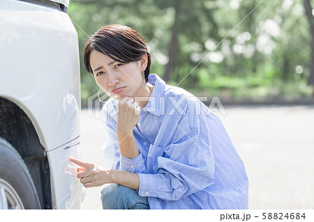 若い女性　運転　事故　自爆　擦る　傷 58824684