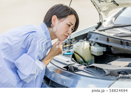 若い女性　自動車　エンジン故障　確認　走行前確認　メンテナンス 58824694