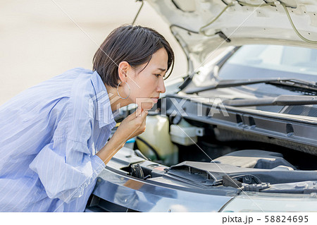 若い女性　自動車　エンジン故障　確認　走行前確認　メンテナンス 58824695