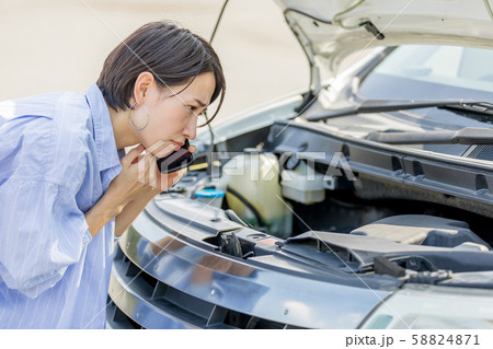 若い女性 自動車 故障 トラブル 保険会社 電話 連絡 若い女性 自動車 故障 トラブル 保険会社 電話 連絡 58824871