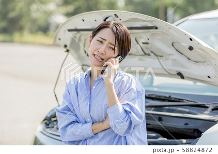 若い女性 自動車 故障 トラブル 保険会社 電話 連絡 若い女性 自動車 故障 トラブル 保険会社 電話 連絡 58824872