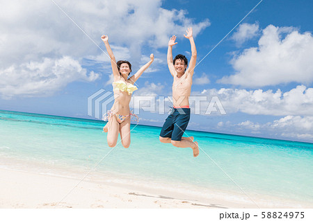 海 カップル 南国 海外旅行 ジャンプ 飛ぶの写真素材 海 カップル 南国 海外旅行 ジャンプ 飛ぶの写真素材