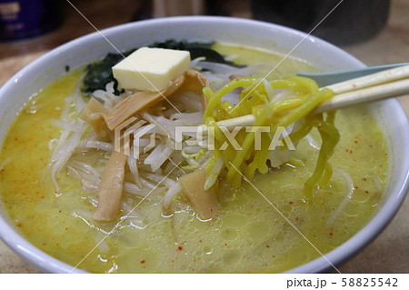 味噌カレー牛乳ラーメン　箸上げ 58825542