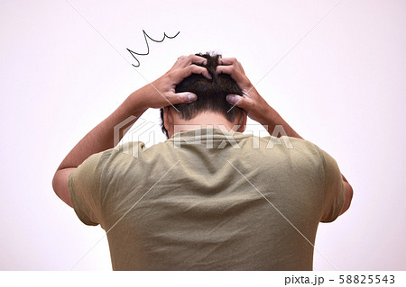 ショックを受け頭を抱える男性の後ろ姿 58825543