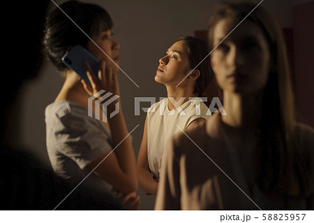 女性　雑踏　葛藤 58825957