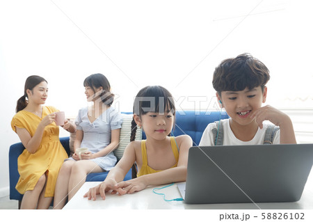 親子　ママ友　リビング 58826102