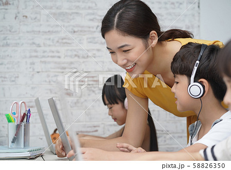 女性 キッズ 教育 女性 キッズ 教育 58826350