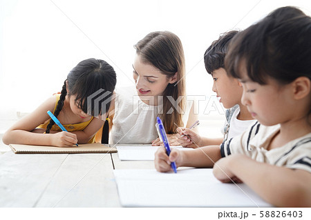 キッズ　教育　インターナショナル 58826403