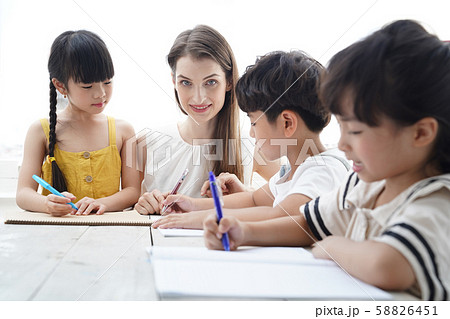 キッズ　教育　インターナショナル 58826451