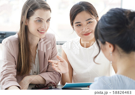 女性　ビジネス　インターナショナル 58826463