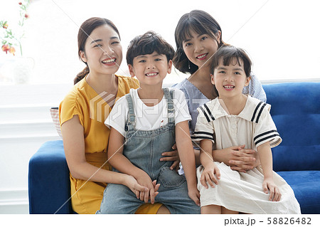 親子　ママ友　リビング 58826482