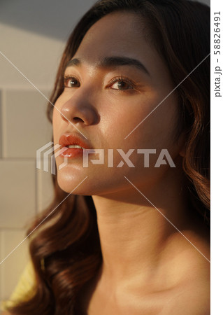 女性 ビューティー 夕日 女性 ビューティー 夕日 58826491