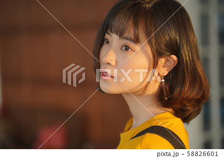 女性 ライフスタイル 夕日 女性 ライフスタイル 夕日 58826601