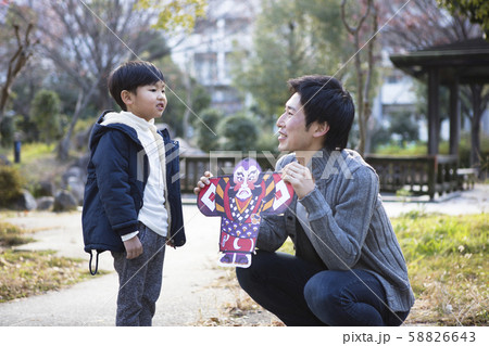 正月遊びをする父と息子 58826643