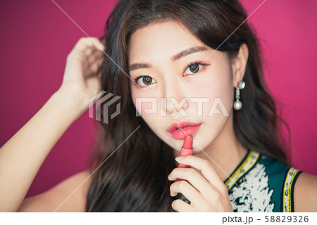 女性　ビューティ　インフルエンサー　 58829326