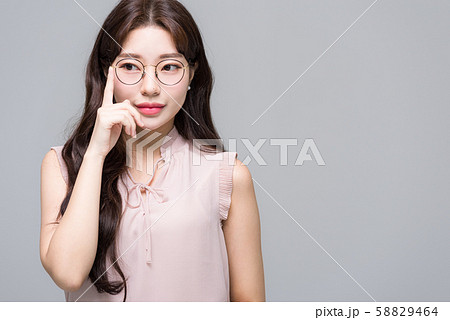 女性　ビジネス　眼鏡 58829464