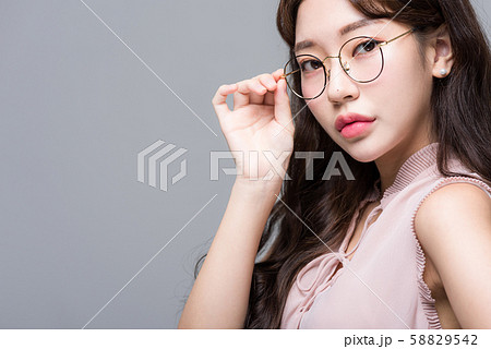 女性 ビジネス 眼鏡の写真素材 5542