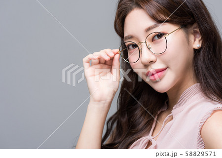 女性 ビジネス 眼鏡の写真素材 5571