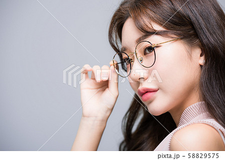 女性 ビジネス 眼鏡の写真素材 5575
