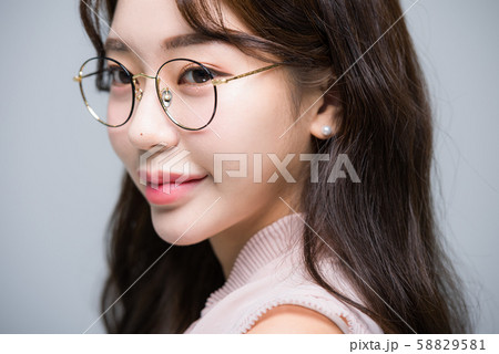 女性　ビジネス　眼鏡 58829581