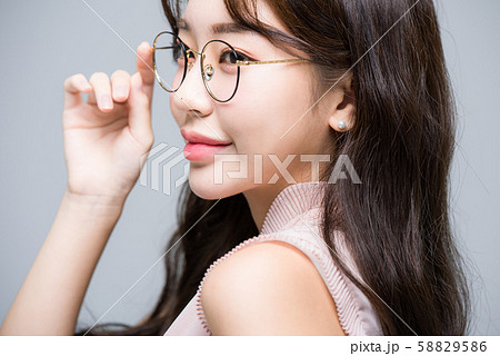 女性 ビジネス 眼鏡の写真素材 5586