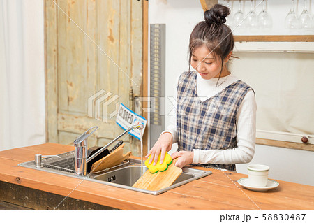 洗い物をする若い女性 洗い物をする若い女性 58830487