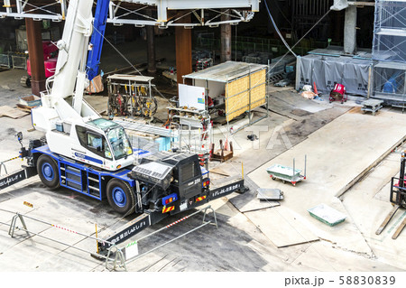 大規模建設現場のクレーン車 大規模建設現場のクレーン車 58830839