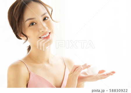 女性　ビューティー　洗顔 58830922