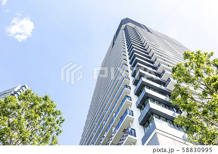 緑とタワーマンションのある都市風景 58830995