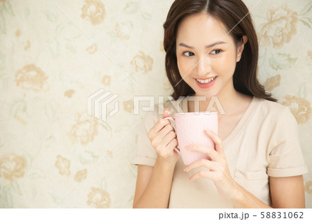 女性 ライフスタイル ティータイム 女性 ライフスタイル ティータイム 58831062