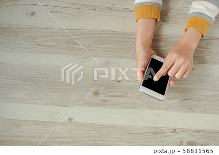 スマートフォンを使う女性の手とコピースペース 58831565