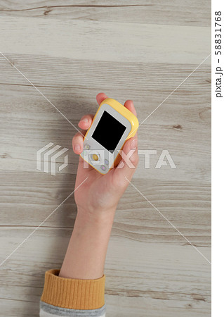 子供用の携帯電話を使う子供の手 58831768