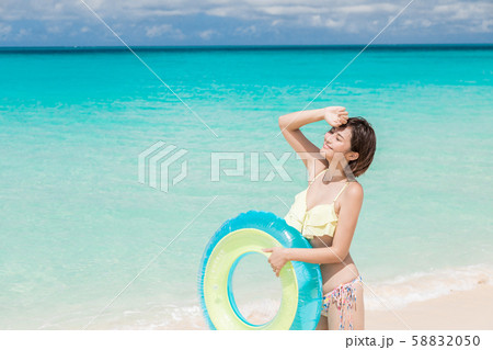 海 若い女性 海 若い女性 58832050