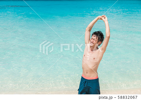 海　若い男性 58832067