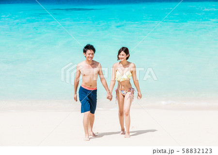 海　カップル　南国　海外旅行 58832123