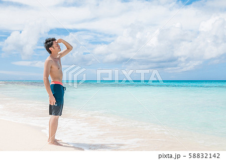 海 若い男性 海 若い男性 58832142
