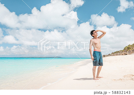 海　若い男性 58832143