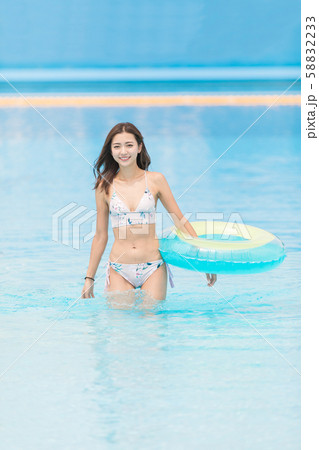 プール　女性 58832233