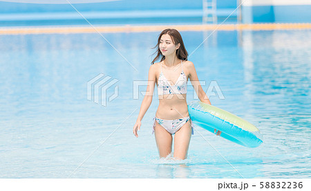プール　女性 58832236