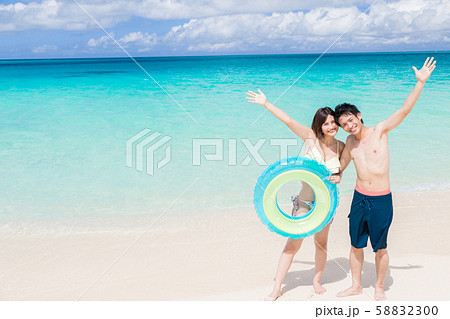 海　カップル　南国　海外旅行 58832300